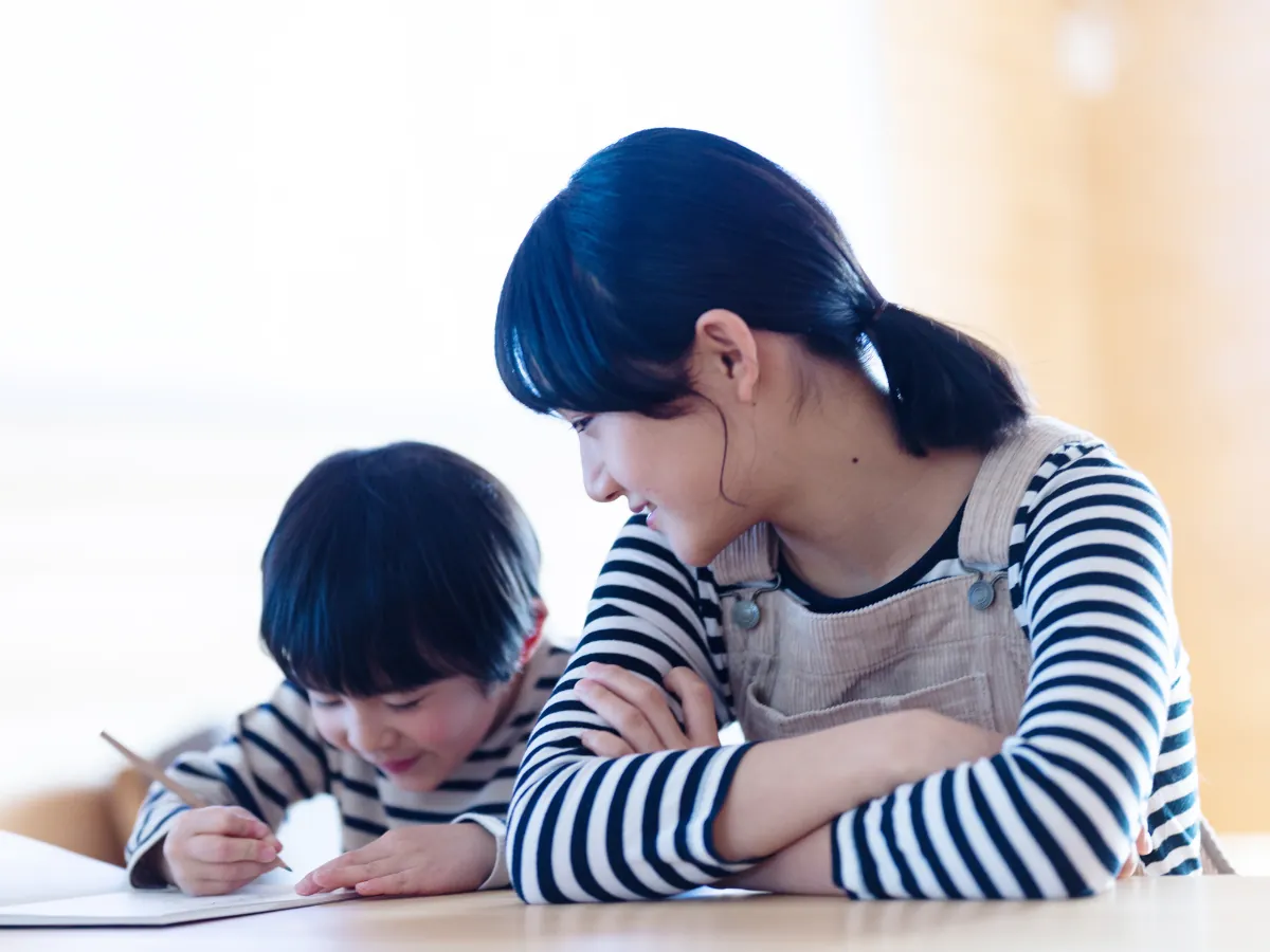 職員と一緒に学習する様子